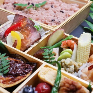 旬の食材を盛り込んだお料理の仕出し弁当