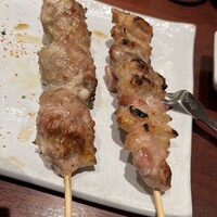 伊勢廣 京橋本店 - ■団子: ふんわりジューシー、塩味が効いた鶏団子。 ■皮身: カリッと香ばしい鶏皮、塩味が絶妙。
