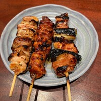 伊勢廣 京橋本店 - ■もも肉: 甘辛タレが絡むジューシーな鶏もも。 ■レバー: 濃厚なレバー、甘辛タレでまろやか。 ■たれ皮: カリッとした鶏皮、甘辛タレがやみつき。