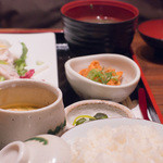Shokusai Ka Usagi - ３－３）日替わり定食のご飯、香の物、小鉢と茶碗蒸し、お味噌汁