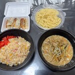 晴来軒 - 焼きめし特盛、ちゃんぽんは麺が別トレーで、ぎょうざ8個