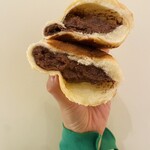 ブーランジェリ･エ･カフェ　オブジェ - エクレアクリームの断面♡中には香り高いクーベルチュールチョコレートがたっぷり♡これ大好き！