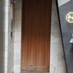 NH - 細い道の先にあるお店の入り口