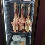 NH - 階段を上ったところにある冷蔵庫　沢山の鴨が熟成中