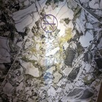 NH - ドアが開くとお店のマーク入りの大理石