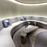 NH - 1階のウエイティングスペース　Hermèsのクッションが目を惹きました