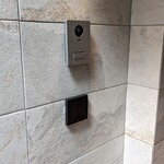 NH - こちらのインターフォンを押すと中からお店の方が出迎えてくれます