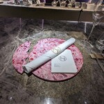 NH - 左側の小さな方のお皿の欠けはウエイティングルームで渡されます。　ペアにあるお皿の席に座ります