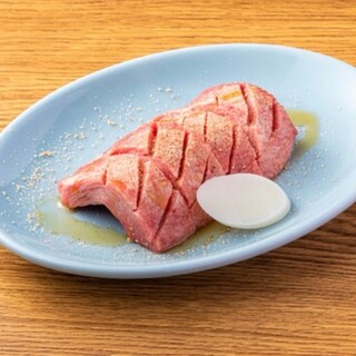 頬が落ちそうなほど絶品！「肉厚やわらか厚切りタン」は必食！