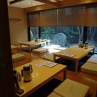 大漁市場 なるみ乃 薬院店 - 庭が見える落ち着いた座敷席