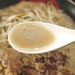 茨城タンメン カミナリ - 早速レンゲでスープを掬ってみると、豚骨の太ましい旨味と力強い塩気が感じられながらも野菜の風味もあわさって後味がライトなのが吉！
