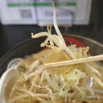 茨城タンメン カミナリ - 野菜はシャッキリとした歯ざわりのもやしをメインに玉ねぎ、長ねぎ、人参、ニラと思いのほかバリエーション豊富！