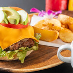 Hawaiian Cafe &Bar Aloha Farm - 料理写真:手ごねハンバーグにアボカドとチェダーチーズが最高