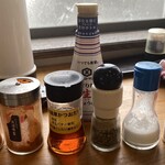 富士見うどん - 調味料
      2024/10/31
      温かけ2玉 410円
      ✳︎290円+120円