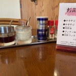 手打中華 特札堂 - 調味料　薬味に玉ねぎあるのは嬉しい