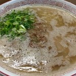 八ちゃんラーメン - 脂がすごいですよね。でも食べやすいです。