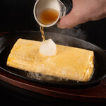 おいしい酒と料理 なかよし - 熱々鉄板の出汁巻玉子