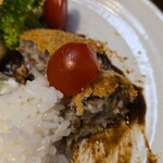 キッチン ブルー グローブ - トマトを乗せて