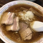 니초우메 식당 - 풍부한 돼지 뱃살 차슈가 맛있습니다! 가는 꼬불꼬불한 면이 쫄깃쫄깃합니다.