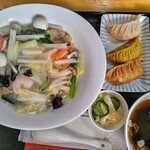 餃子食堂 - 料理写真:海鮮焼きそば@900円、 餃子3種@360円　をチョイス！
