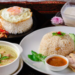 タイ料理レストラン ピントー - ガパオ鉄板（左奥）は肉や魚介類をホーリーバジル（ガパオ）とニンニクで炒めた最もポピュラーなタイ料理です。ご飯と目玉焼きを添えてアツアツの鉄板でお出しします！炒める食材は豚肉・牛肉・シーフードを選べます。カオパッ（左前）は日本でいうところのグリーンカレーです。タイではカレーというより汁物の一種で、当店シェフが独自にブレンドした青唐辛子や生ハーブを使い、他店では味わえない深い味わいを作り出しています。
