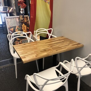 OKUROJIの共有部にお席がございます、屋根はありますが空調はございません