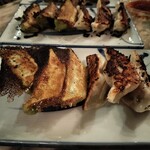 手包餃子 餃 - 焦げてるように見えますが　そんなことはなく。。パリッ