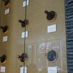 蕎麦と日本料理　驚　KYO - 日本酒・ワインなどが壁に埋め込まれるように並べられています。