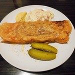 BARU 竹末 - カリカリに焼いた豚足と耳のテリーヌ
      パリパリに焼かれたコラーゲンの皮まで旨みがたっぷり。豚足と豚耳の柔らかさとコリコリとした食感の違いも楽しめる。タルタルソースとの相性も絶妙。