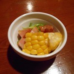 パブリックハウス ブラボー! - お通し：コーンとベーコン。