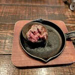 タヴェルナハンバーグ - 焼石に乗せて肉を焼く。