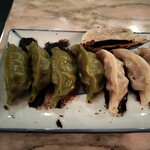 手包餃子 餃 - 左ははたけの里芋餃子　右はプレミアム餃子