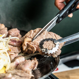 臭みがなく、脂の旨味がたっぷりの新鮮な生ラムを使用