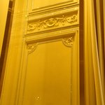 ガストロノミー ジョエル・ロブション - 壁のクリスタルが輝いています。