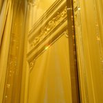 ガストロノミー ジョエル・ロブション - 壁のクリスタルが輝いています。