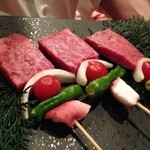 八兵衛 オクザシキ - 和牛上ロース！焼く前にサシの状態を見せてくれます。