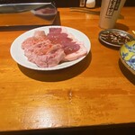 焼肉 銀ちゃん - 牛のフォアグラとも呼ばれるシビレ(白キモ)  左側