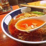 支那麺 はしご - あっさりとした鶏がら醤油ベースのスープ