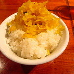 支那麺 はしご - ご飯の上につぼ漬けスタンバイ！