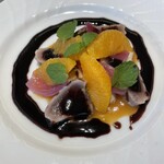 赤白 ブラッスリー - “マグロとエリンギのグリル”。オレンジとマグロにバルサミコ酢のコンビネーション…。新しい味わいです！