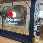 赤白 ブラッスリー - 大阪梅田、“KITTE大阪”の4階。窓が大きいので抜群に明るい店内。従って梅田のビル街を臨む眺めが最高です！