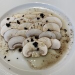 赤白 ブラッスリー - “マッシュルームのカルパッチョ”。コレまた斬新です！シンプルながら新しい味わい。バルサミコ酢とオリーブ。