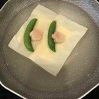 梅の花 本町店 - 豆腐、湯葉、サヤエンドウ、ふ。あっさりしてて、いくらでも、食べれそう。