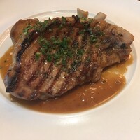Bistro Buzz 赤坂 - ランチ　越後もち豚ロース肉のグリエ、ジャガイモのリヨネーズときのこのマリネソース
                シャルキティエール