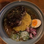 キャトルエピス ハンバーグカレー - ハンバーグカレー　1200円。メニューはこれ一つだけ。ハンバーグがカリカリによく焼けててかなり好み。カレーはトマト系の酸味があり一口食べてすぐ美味しい。