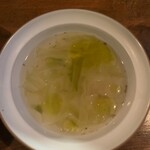 キャトルエピス ハンバーグカレー - 干し鯛のスープ。出汁がよく出ていて油が浮かんでいる。具材はキャベツ