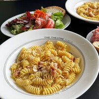 THE THEATRE TABLE - セージ香るかぼちゃクリーム　フジッリ(下)、サラダブッフェ(上)