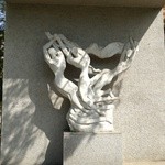 ビストロタイ - 隣の錦町公園の彫刻「集うーレジャーセンターの思い出」