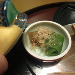 北瑞苑 - 兜の器を開けると・・・万願寺唐辛子と蕗土佐煮