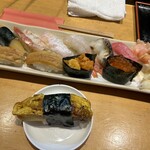 おすし家のいらぶ - スペシャルにぎり　※奥左から数の子、ボタンエビ、平目（えんがわ）、甘エビ、つぶ、中トロ、赤貝。前左から穴子2カン、ウニ、イクラ。そしてサービスの玉にぎり。